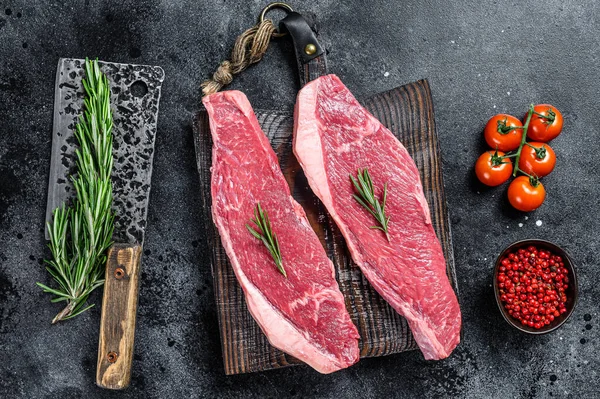 Rå topp sirloin cap eller picanha stek. Svart bakgrund. Ovanifrån — Stockfoto