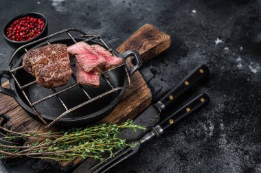 Izgarada ızgara fileminyon biftek. Siyah arka plan. Üst Manzara. Boşluğu kopyala