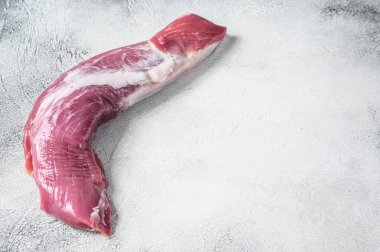 Çiğ domuz filetosu eti. Beyaz arka plan. Üst Manzara. Boşluğu kopyala