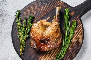 Kızarmış ördek budu fırında tavuk eti. Beyaz arka plan. en üstteki görünüm