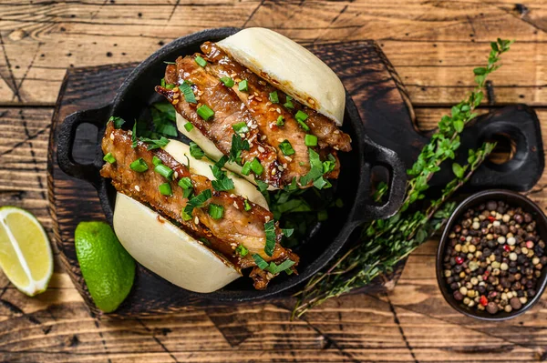 Bao Bun, sanduíche cozida no vapor com carne de porco. Fundo de madeira. Vista superior — Fotografia de Stock