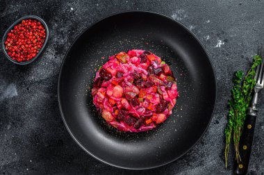 Vejetaryen sirkeli pancar sebze salatası. Siyah arka plan. Üst görünüm