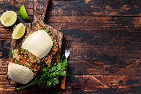 Panino cinese cotto al vapore guan bao panini con carne di maiale. Fondo nero. Vista dall'alto. Copia spazio — Foto Stock