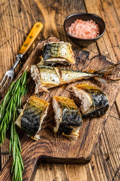 Pesce sgombro tagliato alla griglia sul tagliere. sfondo in legno. Vista dall'alto — Foto Stock