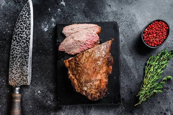 Rostbiff tri tip biff bbq. Svart bakgrund. Ovanifrån — Stockfoto