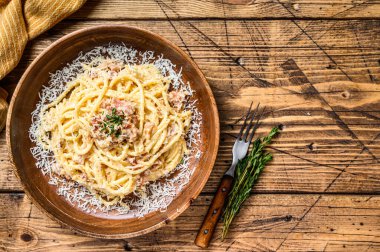 Pancetta, yumurta, parmesan peyniri ve krem soslu spagetti Carbonara makarnası. Ahşap arka plan. Üst Manzara. Boşluğu kopyala