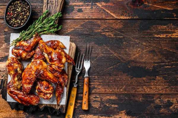 Baked Bbq chicken wings with dip sauce. Dark wooden background. Top view. Copy space — Stock Photo, Image