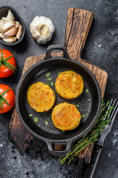 Galettes de légumes cuits escalopes pour hamburgers végétaliens. Fond sombre. Vue du dessus — Photo