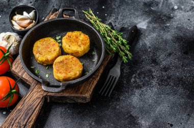 Vejetaryen hamburgerler için fırında sebze köfteleri. Karanlık arka plan. Üst Manzara. Boşluğu kopyala