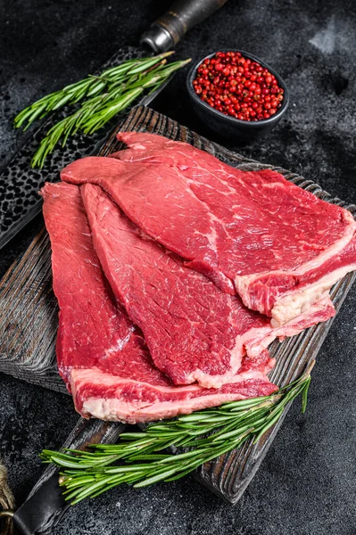 Çiğ taze et, baharatlı ve otlu biftek. Siyah arka plan. Üst görünüm — Stok fotoğraf