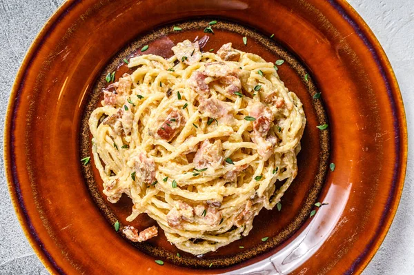 Esparguete italiano Massa Carbonara com bacon, queijo parmesão duro e molho de creme. Fundo branco. vista superior — Fotografia de Stock