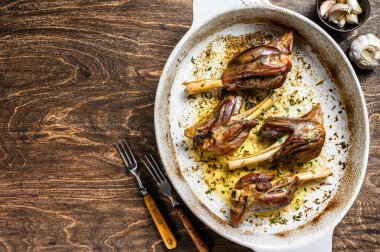 Pişirme kabında ev yapımı kuzu Shanks. Ahşap arka plan. Üst Manzara. Boşluğu kopyala