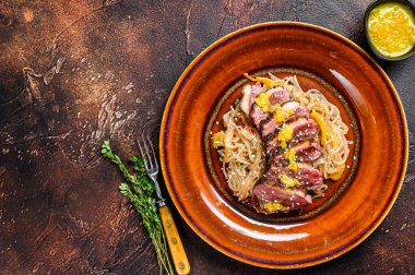 Tabakta ördek göğsü fileto bifteği olan erişte. Karanlık arka plan. Üst Manzara. Boşluğu kopyala