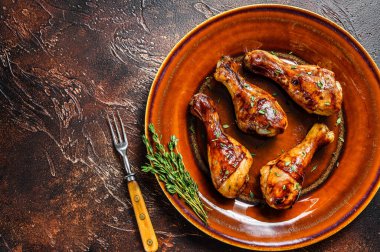 Bir tabakta sıcak ve baharatlı bbq tavuk budu. Karanlık arka plan. Üst Manzara. Boşluğu kopyala