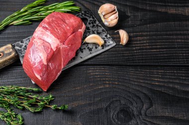 Et satırında taze çiğ et pirzolası. Siyah ahşap arka plan. Üst Manzara. Boşluğu kopyala