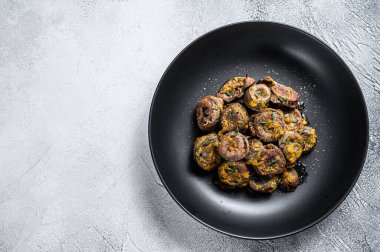 Hindi kalbi ve soğanlı güveç. Beyaz arka plan. Üst Manzara. Boşluğu kopyala