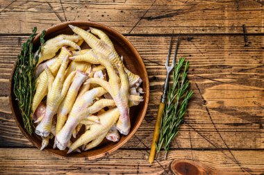 Tahta tabakta çiğ tavuk ayağı. Ahşap arka plan. Üst Manzara. Boşluğu kopyala