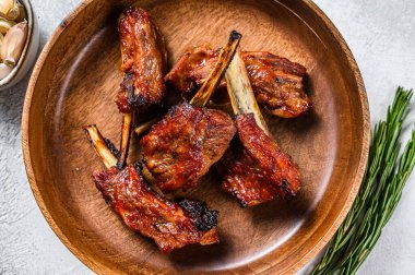 Barbekü ızgara kuzu eti, kısa yedek kaburga. Beyaz arka plan. Üst görünüm