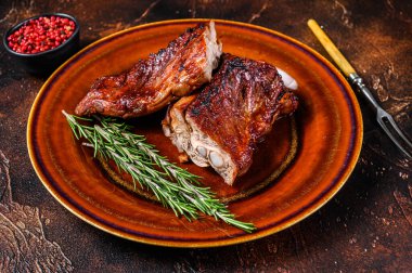 Izgara barbekü dana eti tabakta fazla kaburga eti. Karanlık arka plan. Üst görünüm