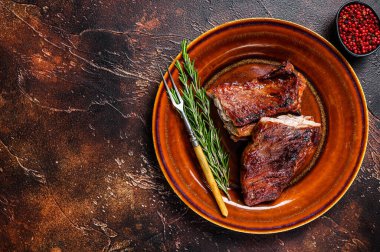 Izgara barbekü dana eti tabakta fazla kaburga eti. Karanlık arka plan. Üst Manzara. Boşluğu kopyala