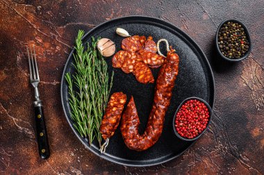 İspanyol geleneksel İspanyol İspanyol sucuğu dilimlenmiş domuz eti kurutulmuş sosis. Karanlık arka plan. Üst görünüm