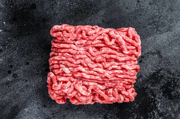 Rå köttfärs, malet kött. Svart bakgrund. Ovanifrån — Stockfoto