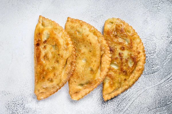 America Latină prăjită empanadas produse de patiserie cu carne. Fundal alb. Privire de sus — Fotografie, imagine de stoc