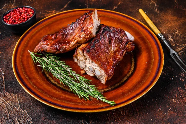 Izgara barbekü dana eti tabakta fazla kaburga eti. Karanlık arka plan. Üst görünüm