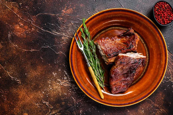 Izgara barbekü dana eti tabakta fazla kaburga eti. Karanlık arka plan. Üst Manzara. Boşluğu kopyala