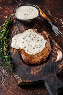 Biber soslu ızgara sığır eti bifteği. Karanlık arka plan. Üst görünüm