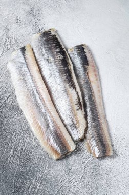 Salamura deniz balığı fileto salamurası. Beyaz arka plan. Üst görünüm