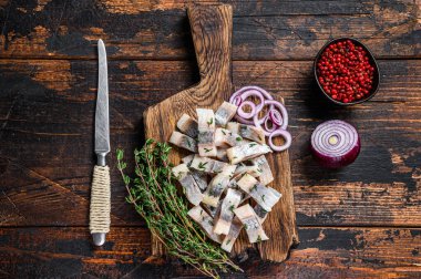 Tahta bir tahtada kekik ile doğranmış balık dilimlenmiş fileto balığı. Koyu ahşap arka plan. Üst görünüm