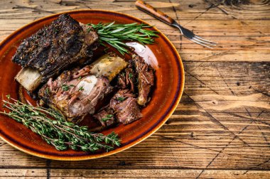 Köy tabaklarında kekik olan ızgara sığır pirzolası. Ahşap arka plan. Üst Manzara. Boşluğu kopyala