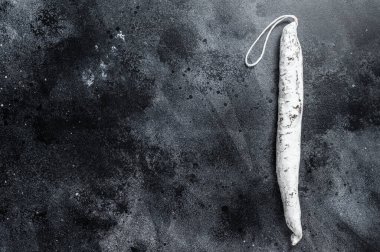 Mutfak masasında İspanyol salamı sosisi. Siyah arka plan. Üst Manzara. Boşluğu kopyala