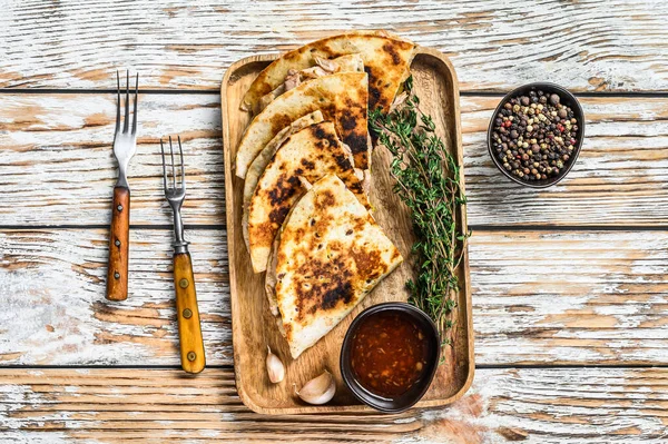 Vegetariska snacks quesadilla med grönsaker och ost på träbricka. Vit trä bakgrund. Ovanifrån — Stockfoto