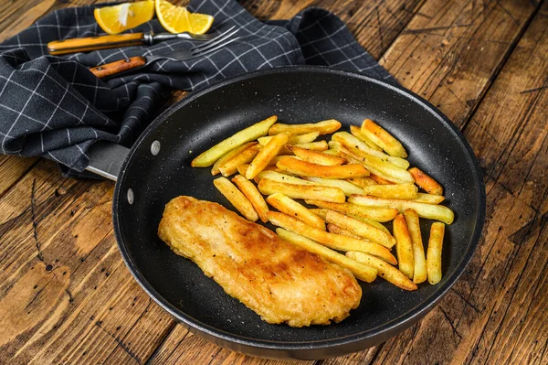 Engelska Traditionell Fisk och chips maträtt med pommes frites i en kastrull. Trä bakgrund. Ovanifrån — Stockfoto