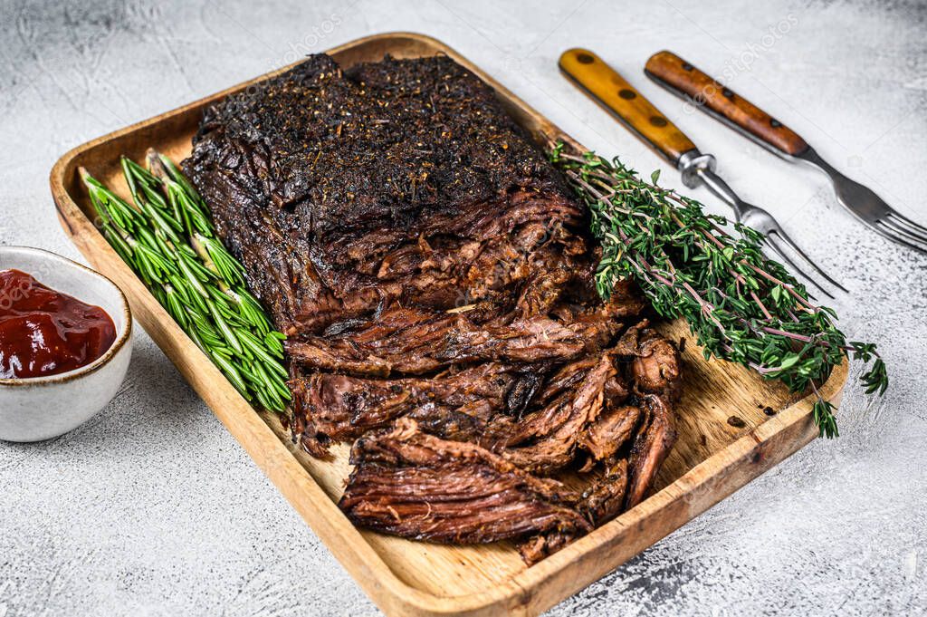 Brisket barbacoa carne de res en rodajas en una bandeja de madera