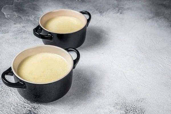 Sopa de creme de batata caseira em taças. Fundo branco. Vista superior. Espaço de cópia — Fotografia de Stock