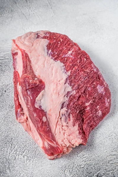 Roh geschnittenes Rindfleisch auf einem Metzgertisch. Weißer Hintergrund. Ansicht von oben — Stockfoto