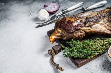 Bıçak ve et çatalıyla ızgara kuzu eti ya da keçi omuzu eti. Beyaz arka plan. Üst Manzara. Boşluğu kopyala