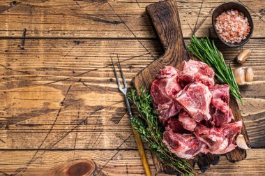 Kemikle yahni yapmak için kesilmiş çiğ et. Ahşap arka plan. Üst Manzara. Boşluğu kopyala