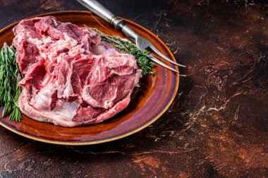 Çiğ Kemiksiz Kuzu eti ve kekik. Karanlık arka plan. Üst Manzara. Boşluğu kopyala