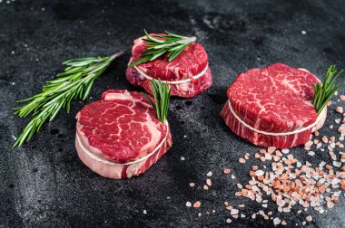 Et fileto mignon fileto kasap masasında çiğ biftek. Siyah arka plan. Üst görünüm