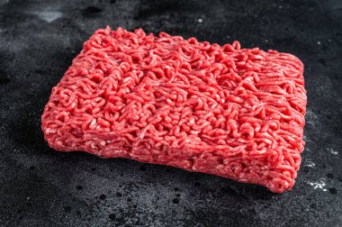 Mutfak masasında çiğ kıyma eti. Siyah arka plan. Üst görünüm