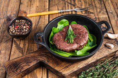 Kızarmış fileto mignon fileto biftekli biftek ve salata. Ahşap arka plan. Üst görünüm