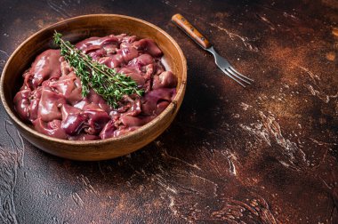 Tahta tabakta çiğ ördek ciğeri. Karanlık arka plan. Üst Manzara. Boşluğu kopyala