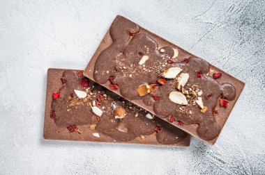 Mutfak masasında el yapımı çikolatalar. Beyaz arka plan. Üst görünüm