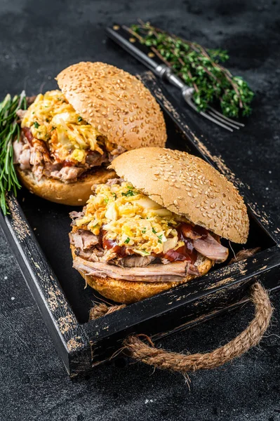 Sandwich mit Pulled Pork und Krautsalat. Schwarzer Hintergrund. Ansicht von oben — Stockfoto