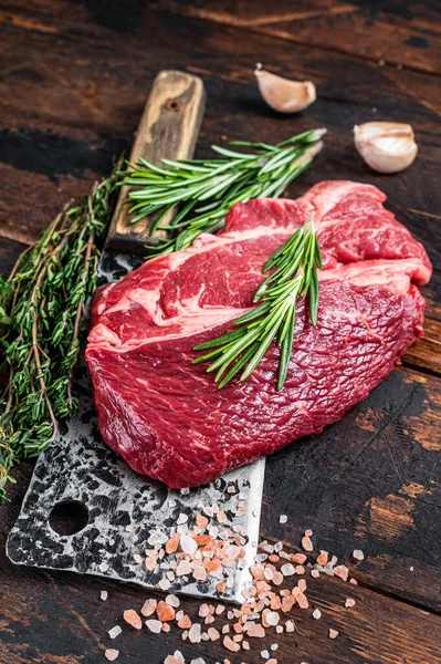 Çiğ Chuck 'ın gözü kasap satırında Black Angus bifteği. Koyu ahşap arka plan. Üst görünüm