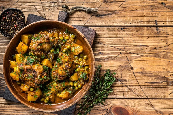 Colas de cordero rabo estofado con verduras en un plato de madera. fondo de madera. Vista superior. Copiar espacio —  Fotos de Stock